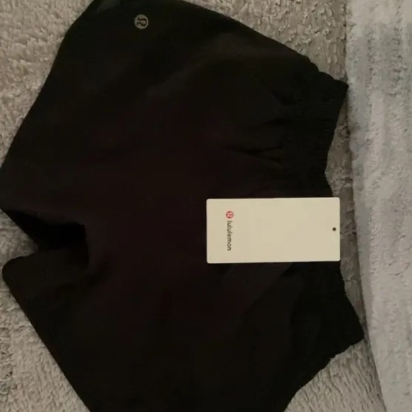 Lululemon Black Hotty Hot Low-Rise Short 4’ - Picture 4 of 4